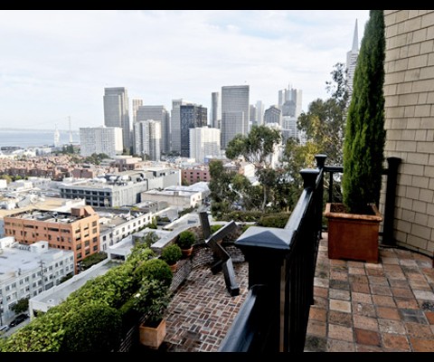 No. 260 Green Street, originally the home of the much beloved “Cable Car Lady” Friedel Klussmann, is located on a quiet cul de sac atop the eastern slope of Telegraph Hill. The visitor will be surprised to discover one of San Francisco’s most secluded pieces of paradise, reminiscent of romantic settings in Italy’s Positano or the island of Capri, and never before offered on the open market.