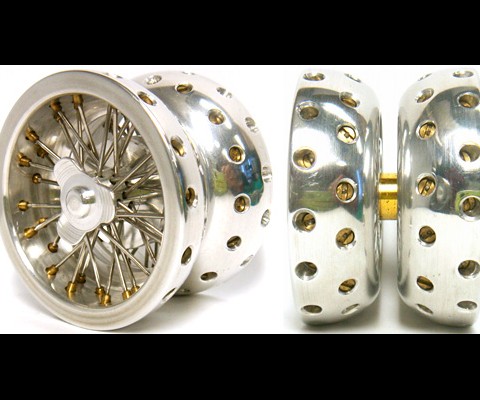It is the work of champion yo-yo builder Shinobu Konmoto and if you want to make one yours, you are going to have to drop ¥400,000 and hunker down for a six-month wait