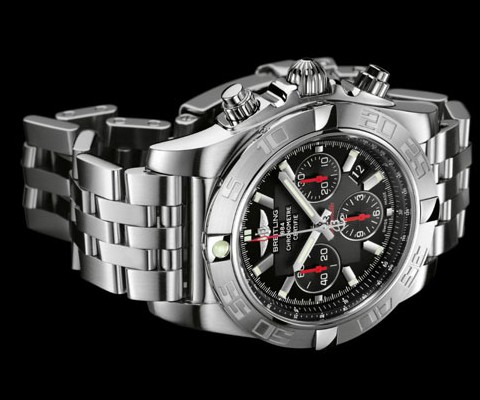 The Breitling Chronomat 01 Limited Edition with its transparent caseback, provides an fascinating view of this watch’s high-performance motor boasting a column-wheel, an entirely original architectural design, and assembled according to a revolutionary industrial process.