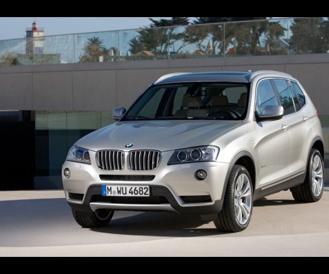 The design of the new BMW X3 conveys elegance, agility and ruggedness. Up front, the forward-slanting BMW kidney grille and large headlight assembly combine with a powerful-looking front apron and hood boasting six contour lines sweeping down to meet at the kidney grill, giving the X3 a bold presence