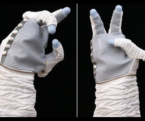 the Omni-Hand I, the first truly motorized dexterous robot hand. It was designed and built in the early ‘90s by Mark Rosheim and funded by NASA contracts NAS8-37638 and NAS8-38417. Only two prototypes were ever made, and the one up for sale is the only complete and functioning system.

Read more: http://www.bornrich.org/entry/nasa-robot-hand-with-space-suit-glove-turns-up-on-ebay/#ixzz10kIG21K8