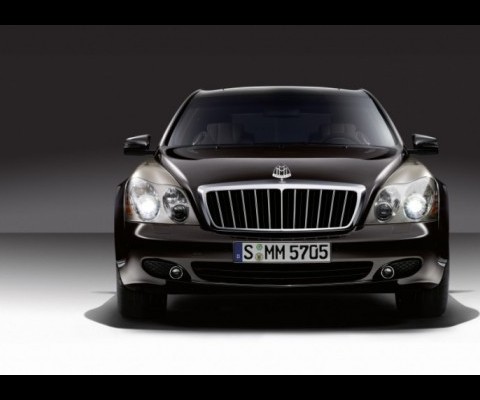 The Maybach 57 S and the long-wheelbase version, the 62 S, serve as the technical basis for the new range-topping model. Supreme perfor-mance is assured in both cases by the 6.0-liter V12 biturbo power unit under the hood, which now delivers 631 hp and a peak torque of 738 lb-ft.