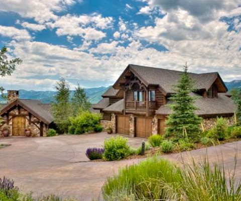 Situated on a private and gently sloping hillside within the prestigious Glenwild Golf Club community, this home is located on one of Glenwild’s most desirable lots. Stunning views greet you as you enter this timberframe masterpiece.