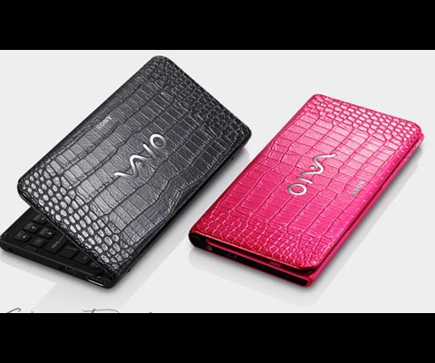 On to the technical specs, the Crocodile version is just the same as the other versions inside and has an Intel Atom Z560 processor, a 256GB SSD and an optional 12 hour battery is available. The screen measures 8 inches and has a resolution of 1600 x 768 pixels.