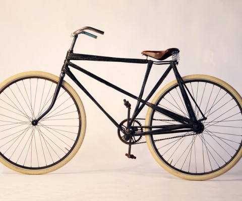 carbon frame bicycles have long been renowned for their light weight and strength, but their production process is expensive,requiring advanced machinery. by contrast, 'carbon bike' uses strands of carbon and recycled bicycle parts to create afunctional bicycle with all the benefits of a carbon frame.